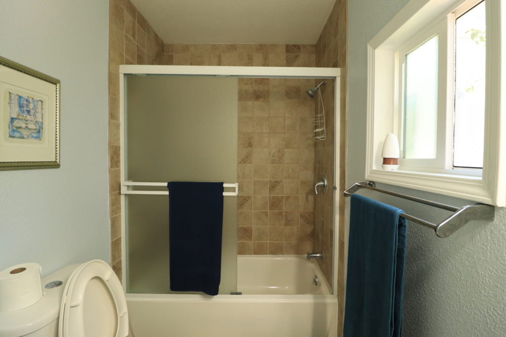 Airbnb Tiny House: airbnb shower&tub